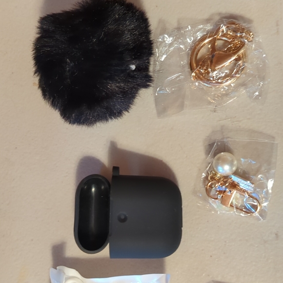 Keychain, airpod case bundle - Picture 2 of 3